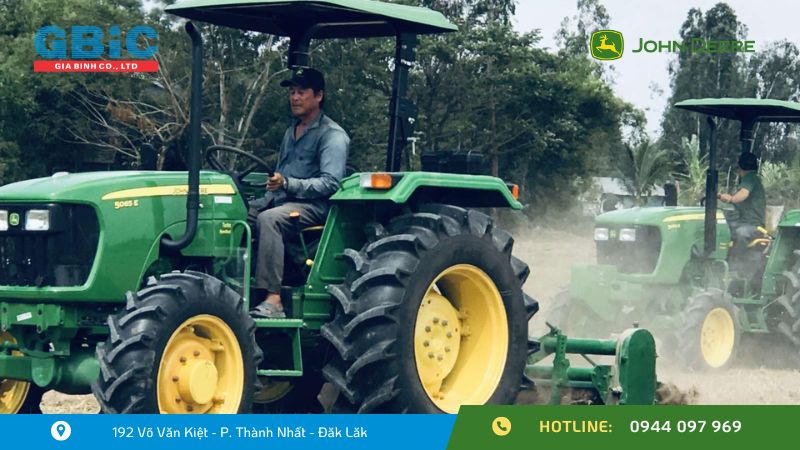 máy kéo John Deere mang màu xanh lá đặc trưng.