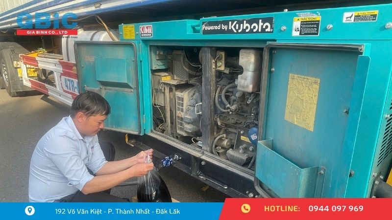 Kỹ thuật viên bảo trì máy phát điện cointainer